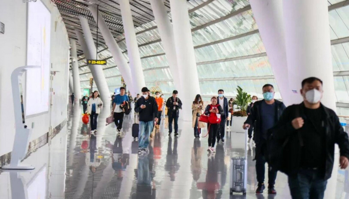 ▲旅客步行前往相应的登机口。 南宁吴圩国际机场 供图