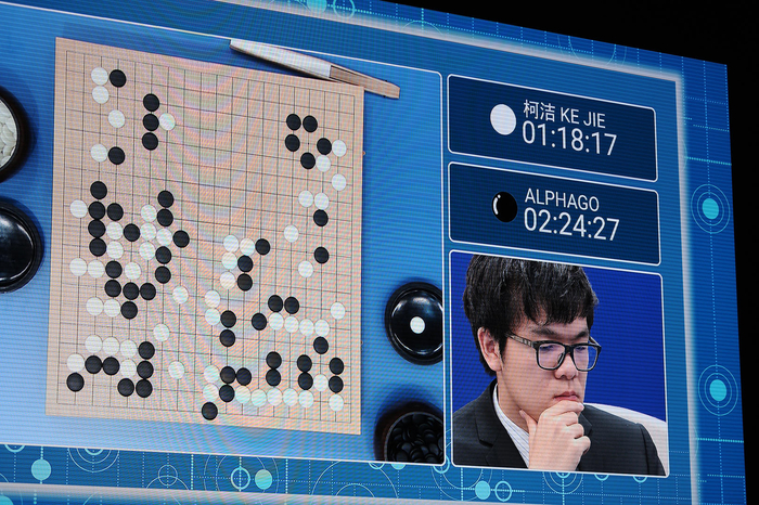 ▲2017年5月，柯洁与AlphaGo“人机大战”。图据视觉中国