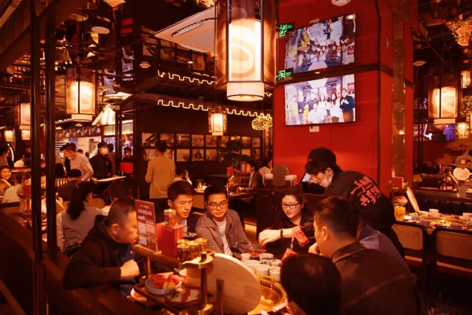 刘一手重庆火锅店员为顾客服务/图源 美团