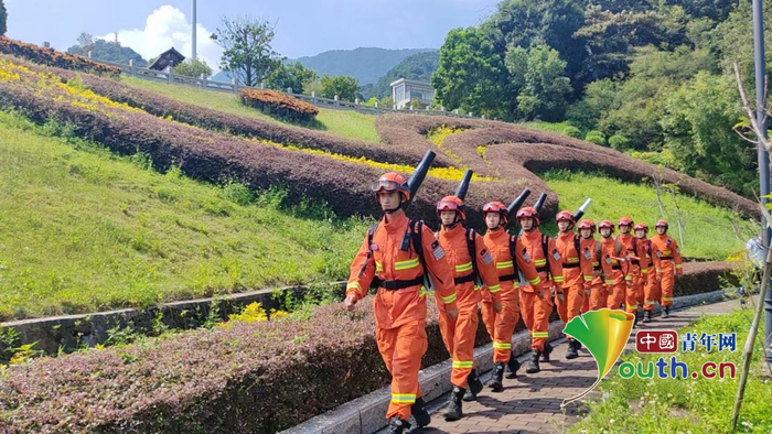 　　森林消防员进行携装巡护。 国家消防救援局广东机动队伍 供图