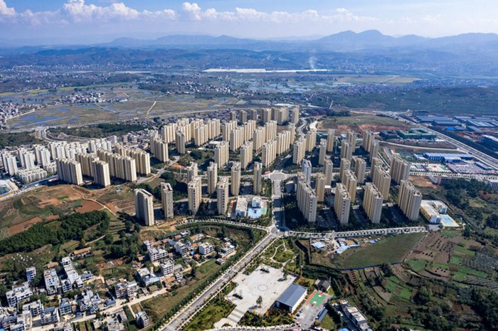 云南昭通市鲁甸县卯家湾易地扶贫搬迁安置区（2023年10月30日摄，无人机照片）。新华社记者 陈欣波 摄