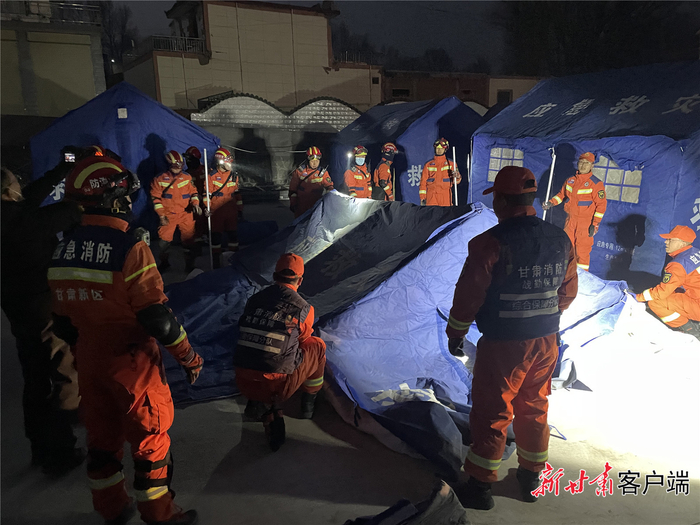 12月19日，消防救援人员正在安置点搭建帐篷。甘肃省消防救援总队供图