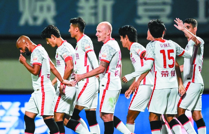     中超以后每场比赛同时可上5名外援，无疑会让比赛更精彩。