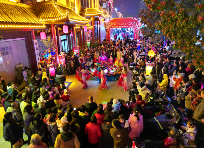 非遗节目引得群众驻足拍照