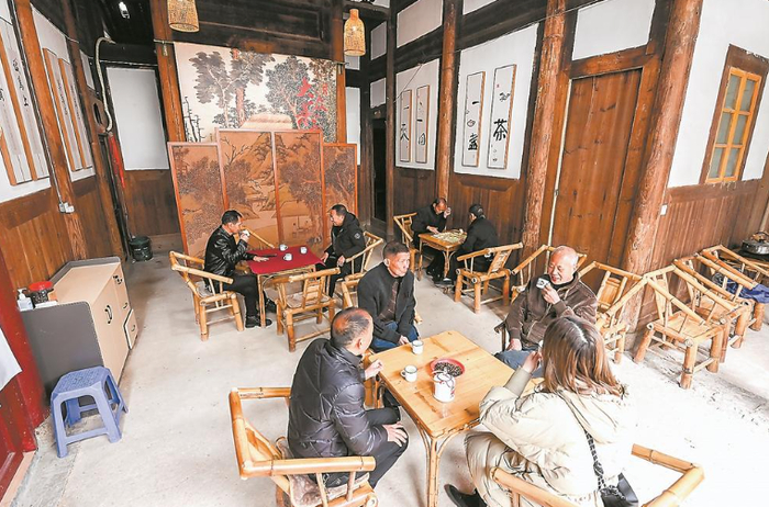 罗源县起步镇大众茶馆里，“银发族”正悠闲饮茶闲聊。 刘其燚 摄