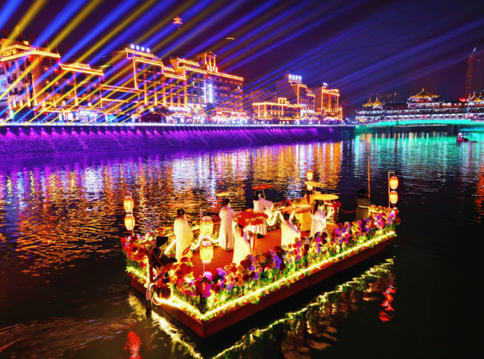 花船和灯光映照岚河两岸