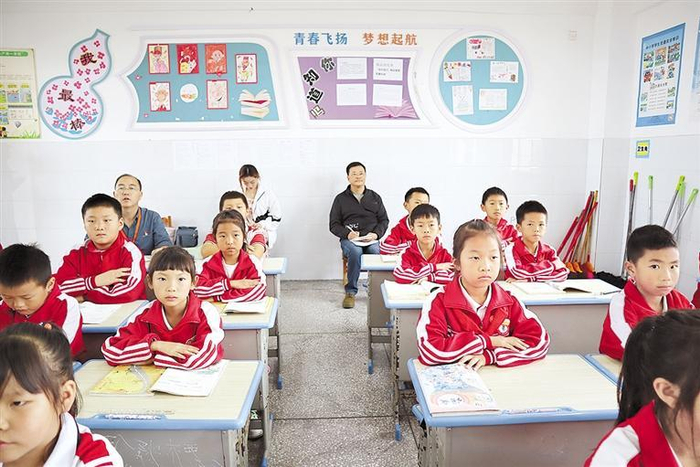     贵阳学院乡村小学卓越教师培养教师团队教师在开阳县东湖小学进行课堂观察。 （受访者供图）