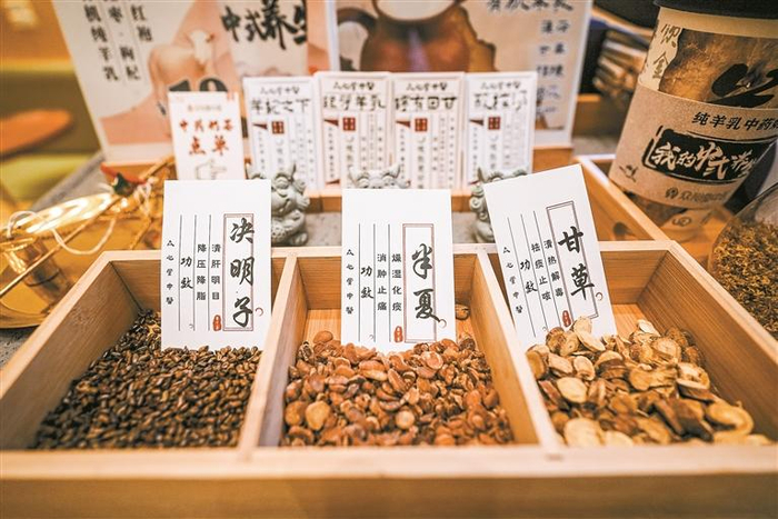 ▲医馆内摆放着各种中药材。 深圳晚报记者 严文婷 摄