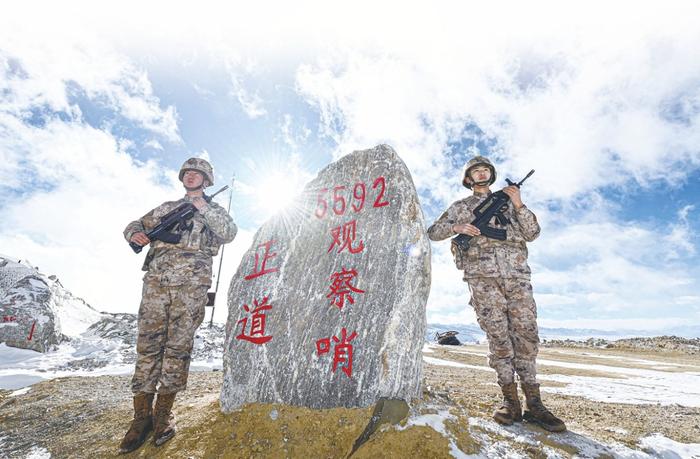 在残酷自然环境下,一座座耸立在雪山之巅的边防哨所却被建设成了战士