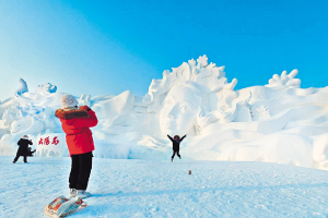 游客在太阳岛雪博会游玩。“哈报手机记者”郭伟成摄