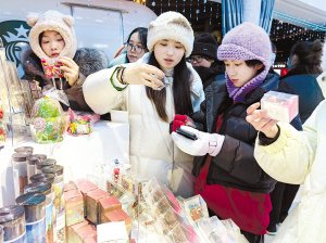 游客在挑选冰雪文创产品。“哈报手机记者”曹凤艳摄