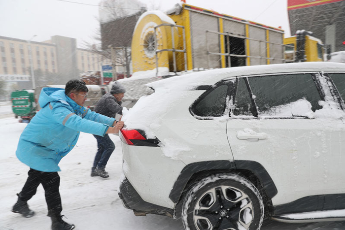 加油站工作人员帮助游客将车辆推进加油站