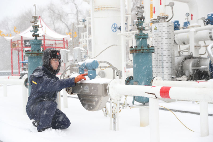 工作人员检修保养设备设施确保油品保障供应