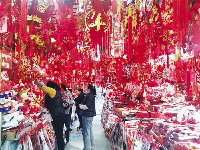     市民选购婚庆用品