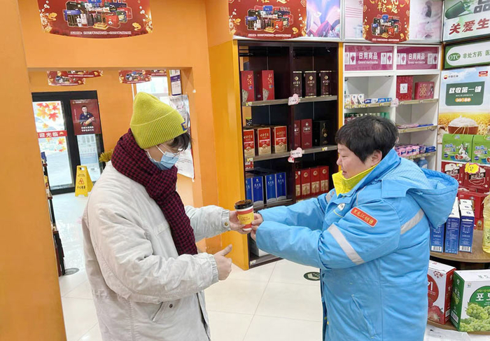 地处旅游景区周边的加油站工作人员为游客赠送热奶茶