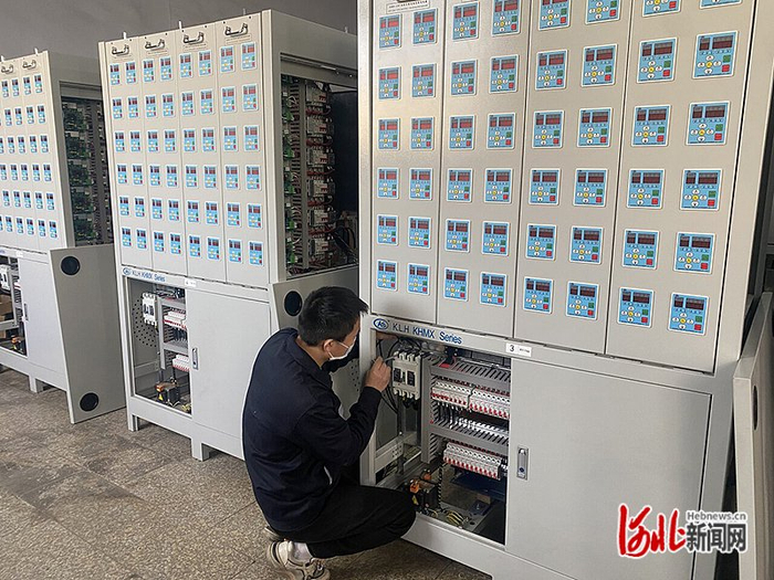 2023年3月10日，保定市科露华电源有限公司组装车间，工作人员调试充放电机。（河北日报资料片） 河北日报记者常方圆摄