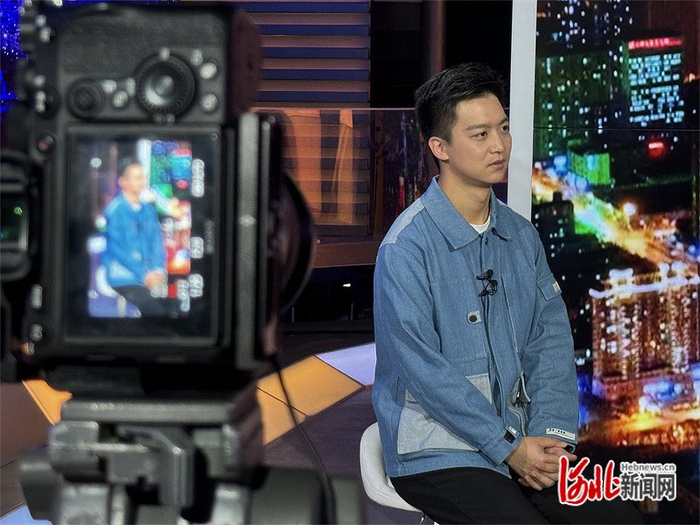2023年12月26日，石家庄广播电视台演播室，杨旭在接受多家媒体采访。河北日报记者白云摄