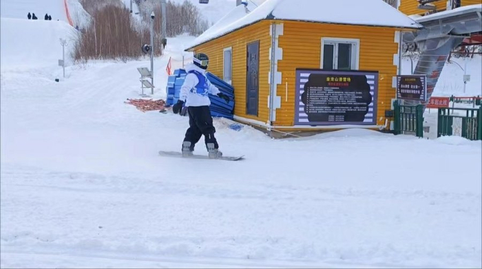 苏翊鸣已经到达呼伦贝尔扎兰屯的金龙山滑雪场开始训练。 记者 李霞 摄