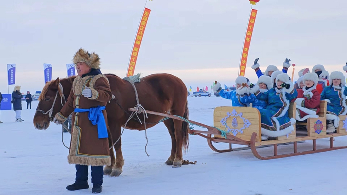 莫力达瓦冰钓季上的民俗文化展示。记者 李霞 摄