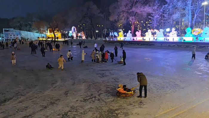 在扎兰屯的吊桥公园里，雅鲁河结冰，人们在冰面上尽情“撒欢儿”。记者 李霞 摄