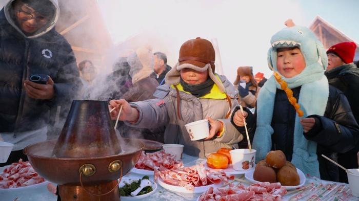 雪地火锅涮起来。记者 李新军 摄