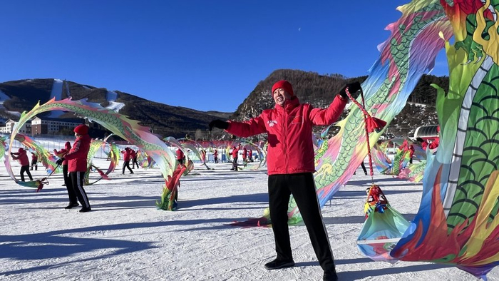 百人舞龙团队在美林谷滑雪场舞出非遗文化情怀，舞出文体融合魅力。记者 肖璐 摄