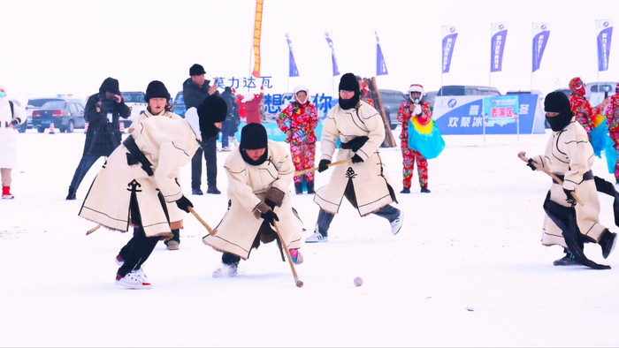 在莫力达瓦冰钓季上，曲棍球展示吸引人们的目光。记者 李新军 摄