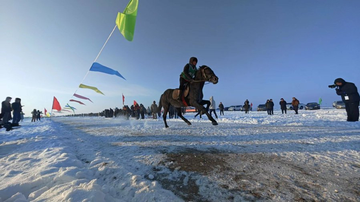 在莫力达瓦，观看雪地赛马。记者 李霞 摄