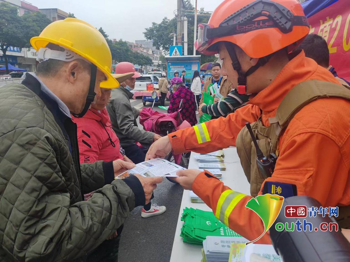 　　森林消防员宣讲防火常识。 国家消防救援局广东机动队伍 供图