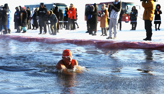 冬泳。记者 李新军 摄