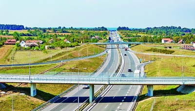 图为2023年9月13日在塞尔维亚乌布附近拍摄的由中企承建的塞尔维亚E763高速公路路段。新华社发