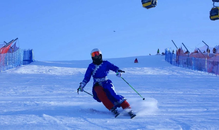 人们在赤峰市喀喇沁的美林谷滑雪场畅享冰雪运动的速度与激情。 记者 肖璐 摄