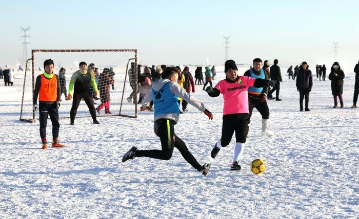 雪地足球赛。 记者 李新军 摄