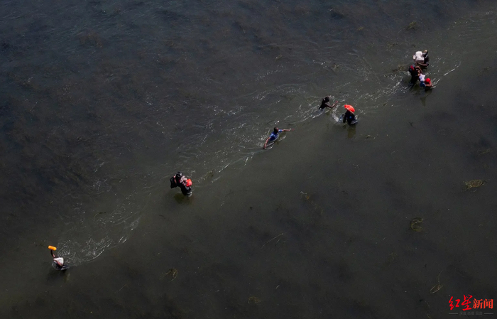 ▲非法移民从水路进入美国
