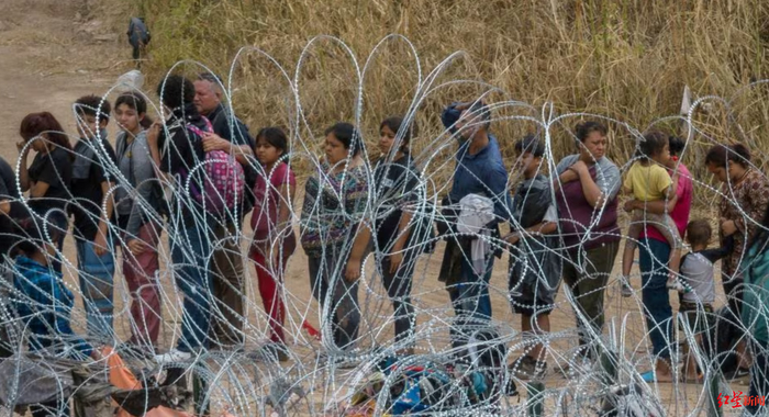 ▲得州用铁丝网拦住边境