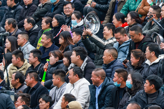 ↑ 2023年3月27日，观众在场边敲盆为球员加油助威。