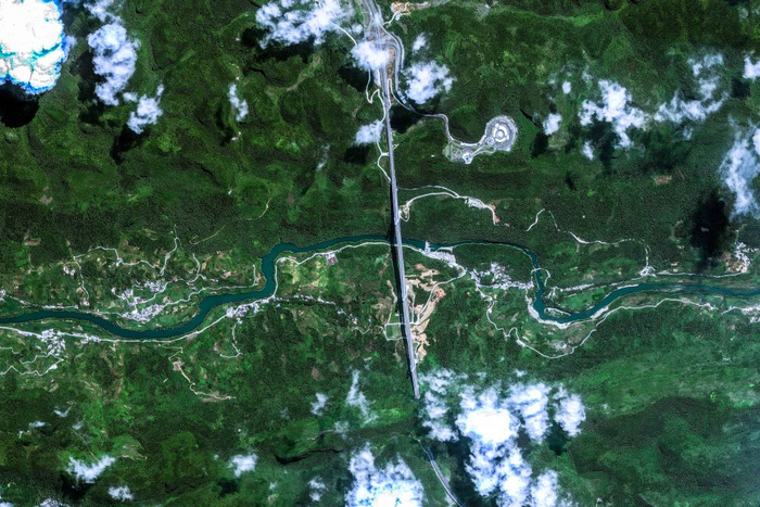 ↑ 卫星拍摄的贵州平塘特大桥（媒体融合生产技术与系统国家重点实验室供图）。