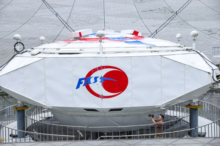 ↑ 2023年9月14日，新华社记者欧东衢在“中国天眼”馈源舱前拍摄