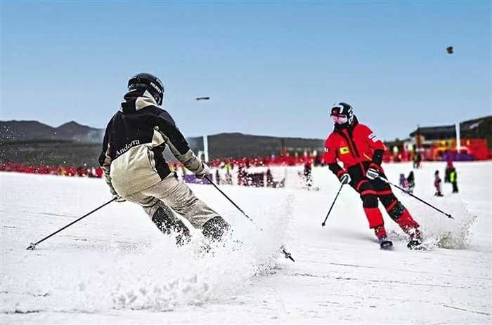 2023年12月22日，滑雪爱好者在呼和浩特市马鬃山滑雪场滑雪。记者 马建荃 摄