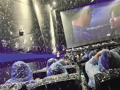 “雪量”很大，即便穿着雨衣，也会沾到衣服上。 新京报记者 滕朝 摄