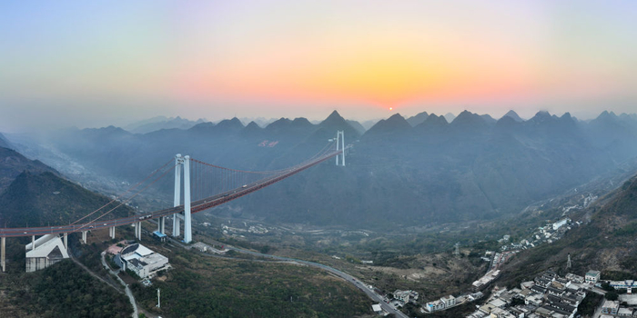 ↑ 2023年2月1日拍摄的贵州坝陵河大桥（无人机全景照片）。