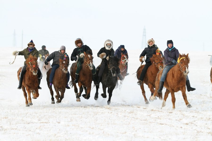 雪地赛马。记者 李新军 摄