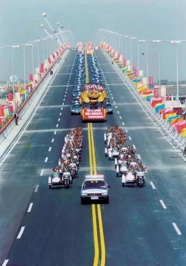 奉浦大桥通车（俞林泉 摄）