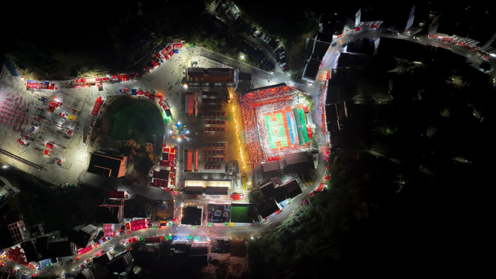 ↑ 2023年10月25日，夜幕中的台盘村。