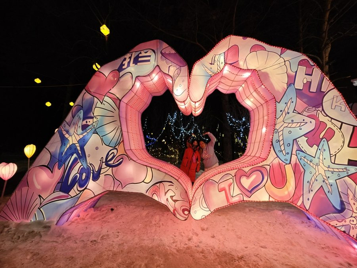 逛灯会，比个心。记者 李霞 摄