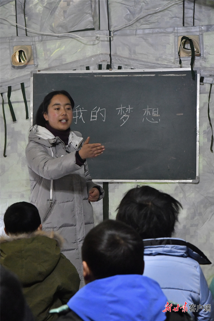 在“帐篷学校”开展教学活动。新甘肃·每日甘肃网记者王宇晨 摄