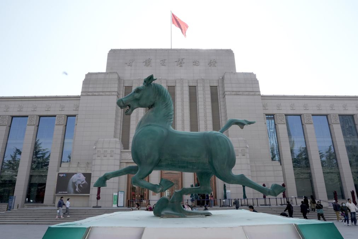 甘肃省博物馆前矗立的铜奔马雕塑（2023年10月27日摄）。新华社记者 王毓国 摄