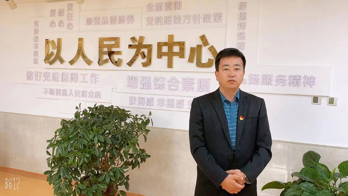 张文龙在包头市儿童福利院工作照。