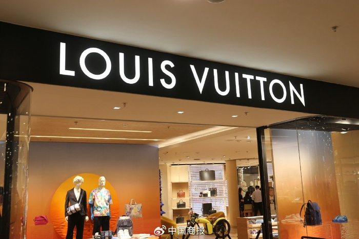 路易威登上海徐家汇专卖店。（图片由CNSPHOTO提供）
