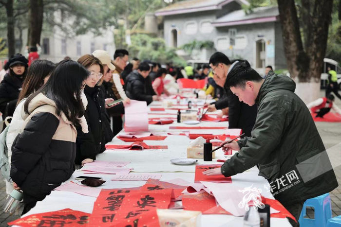 西南大学美术学院开展“辰龙送福”送春联活动。 华龙网记者 刘钊 摄